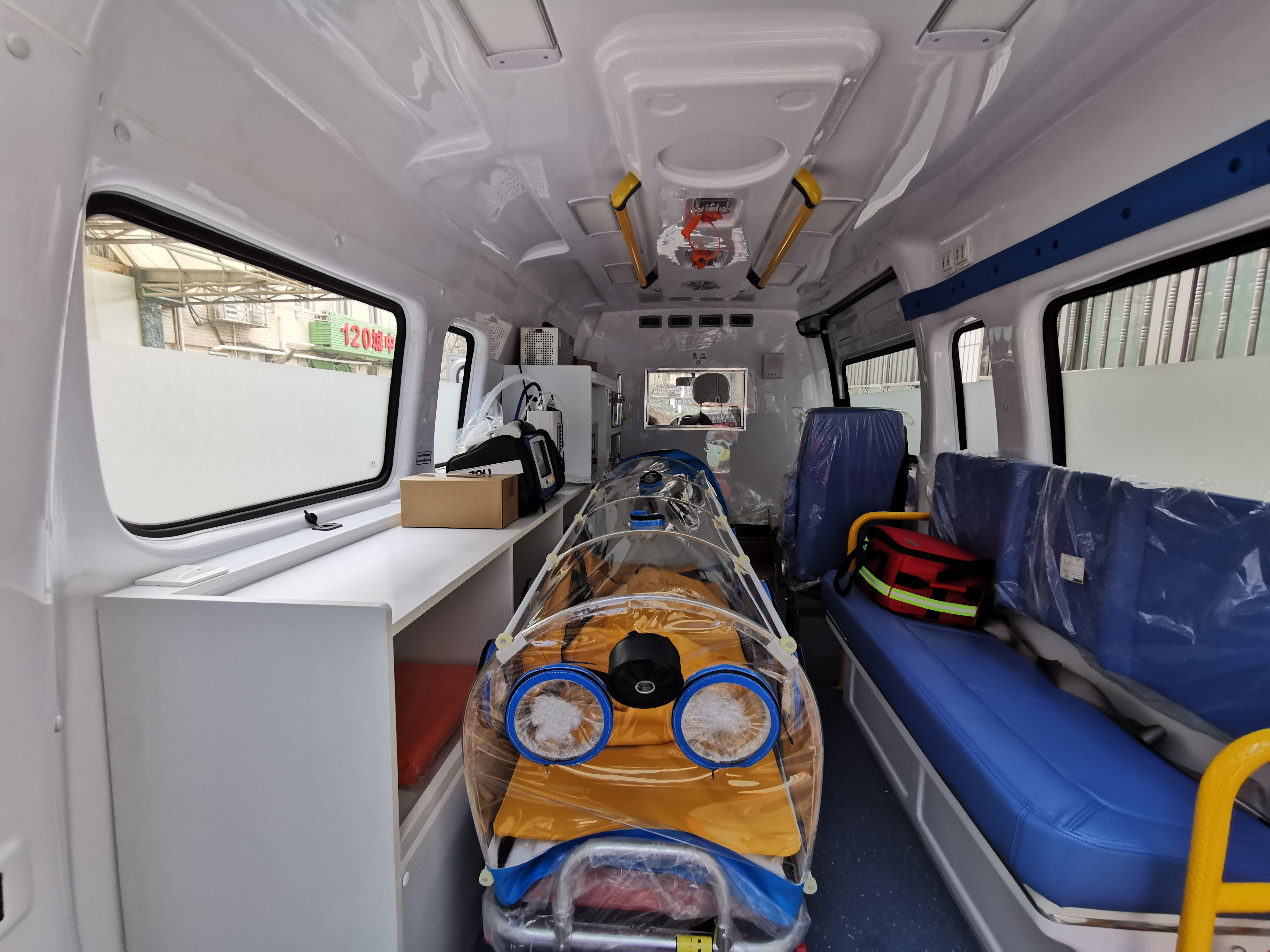 车内部此次省卫健委向中大医院调拨负压监护型救护车及配套急救设备